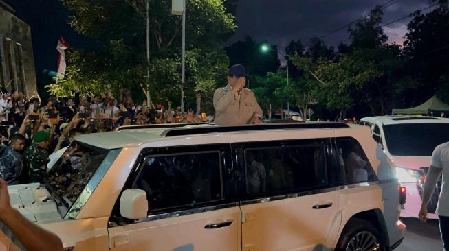 Presiden Prabowo Subianto menyapa warga sebelum masuk ke Kawasan Akademi Militer (Akmil) di Magelang, Jawa Tengah, Kamis (24/10/2024). (sumber: suara.com)