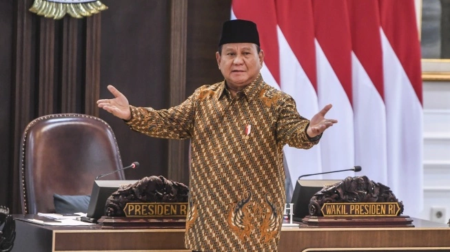 Presiden Prabowo Subianto bersiap memimpin sidang kabinet paripurna di Kantor Presiden, Jakarta, Rabu (23/10/2024) (sumber: suara.com)