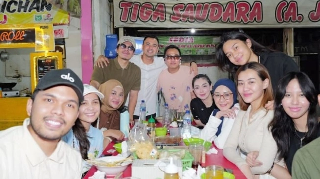 Azizah Salsha ikut nongkrong teman-teman artis di warung kaki lima (sumber: Instagram @aanstory) 