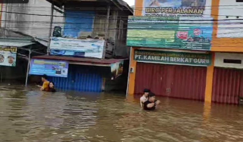Kawasan perekonomian Muar teweh saat terkena terjangan banjir, Rabu (23/10/2024).Foto.Arie
