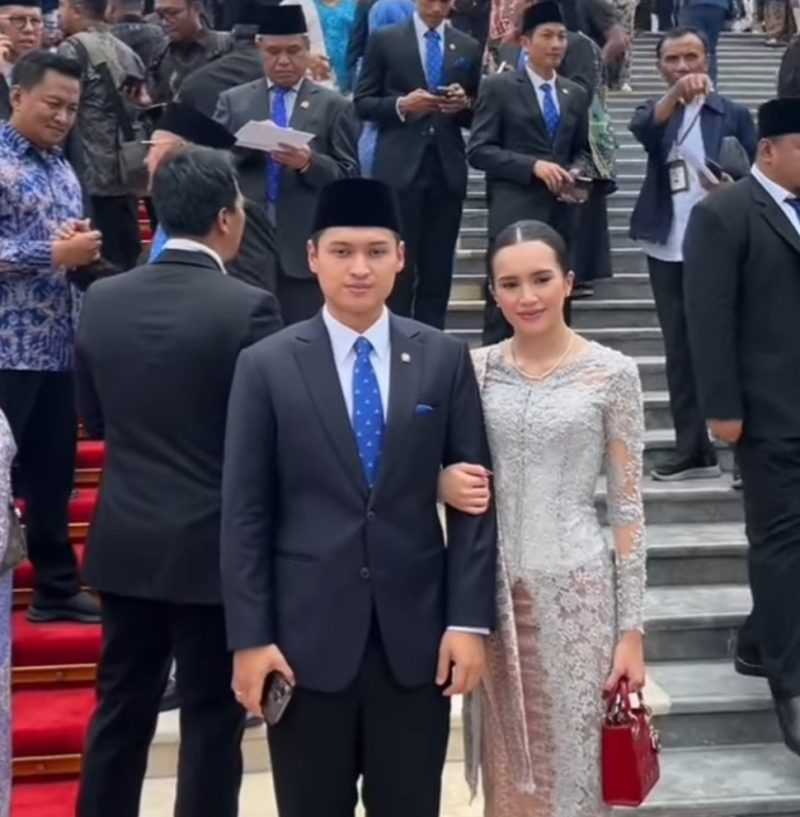 Potret Beby Tsabina Dampingi Rizki Natakusumah Pelantikan DPR RI (sumber: suara.com)