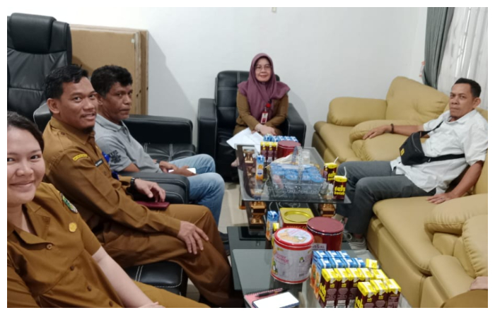 Kepala Badan BKPSDM Barito Utara, Hj Srihartati dan tim saat menjelaskan tilok seleksi CPNS berpindah, Senin (14/10/2024).foto.Kandar