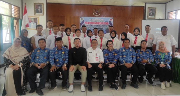 Kepala Disnakertrans Barsel, Sufian Arifin didampingi Sekretaris dan Kepala Bidang Pelatihan Kerja dan Penempatan Tenaga Kerja, Sahala Junjungan Situros bersama jajarannya saat berfoto bersama peserta yang mengikuti program pelatihan bahasa Jepang, bertempat di Aula kantor UPTD BLK Buntok, Jalan Jelapat, Selasa (1/10/2024). Foto. Alifansyah/1tulah.com