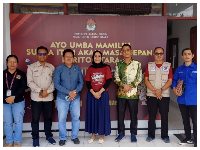Tim Kuasa Hukum Gogo-Helo bersama komisionir KPU foto bersama usai dialog, Jumat (4/10/2024).foto.Deni/1tulah.com