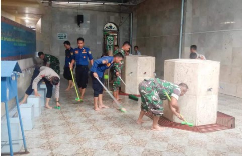 Personel Kodim 1012/BTK dibantu pasukan gabungan saat membersihkan rumah ibadah disekitaran Kota Buntok, Senin (30/9/2024). Foto. Alifansyah/1tulah.com