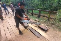 Perbaikan jembatan Ranu Mareh Tapian Hante di Desa Karang Langit oleh PT. KSL. Foto : 1tulah.com/zakirin
