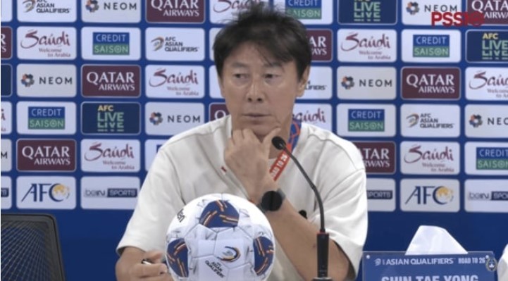 Shin Tae-yong saat sesi konferensi pers setelah laga Bahrain vs Indonesia yang berakhir imbang 2-2 di Stadion Bahrain National Stadium, Kamis (10/10/2024). (Tangkapan layar official YouTube PSSI/PSSI TV)