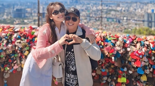 Ayu Ting Ting dan Ayah Rozak (sumber: suara.com)