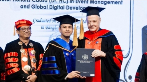 Raffi Ahmad diberi gelar Honoris Causa dari Kampus Thailand. (Instagram/raffinagita1717)