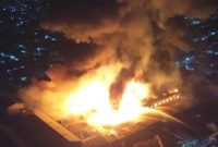 Tangkapan Layar - Pantauan dari atas peristiwa kebakaran hebat melanda gudang Golden10 Houseware, di Jalan Belitung Darat, Banjarmasin Barat, Sabtu malam, 2 November 2024, sekitar pukul 22.10 Wita. Foto: Grup WhatsApp Relawan Emergensi Banjarmasin