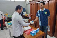 Petugas Lapas Kelas IIB Muara Teweh, Kabupaten Barito Utara (Barut), Kalteng, melakukan tes urine kepada warga binaan pemasyarakatan (WBP), Senin, 6 November 2024. Foto: Humas Lapas Muara Teweh untuk 1tulah.com