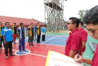 Kepala Kesatuan Pengamanan Lembaga Pemasyarakatan (KPLP) Lapas Muara Teweh Syahbudinoor dan Kepala Seksi Keamanan dan Tata Tertib (Kasiminkamtib) Eko Chandra Irawan memberikan arahan pada tahanan pendamping atau tamping Lapas Muara Teweh, Barito Utara. Foto: Humas Lapas Muara Teweh