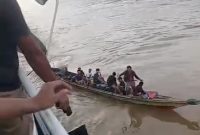 Tangkapan Layar - Tugboat Bahar 1299 tengah menarik tongkang Gemilang 2352 ke arah Kalsel, diadang kelotok bermuatan diduga preman Sungai Barito di perairan Tumpung Laung I, Montallat, Barito Utara Kalteng, Rabu, 6 November 2024. Foto: Aprie/1tulah.com