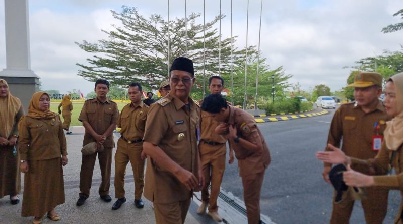 Gubernur Kalimantan Selatan (Kalsel), Sahbirin Noor, tiba-tiba muncul memimpin apel pagi di Kegubernuran Kalsel, Senin, 11 November 2024. Foto: Humas Setdaprov Kalsel