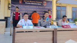 Kapolres Murung Raya AKBP Irwansyah didampingi oleh Kasat Reskrim dan Kasi Humas saat melakukan konferensi pers, terkait penangkapan tersangka penggelapan 128 ton pupuk, Rabu, 13 November 2024. Foto: Humas Polres Mura untuk 1tulah.com