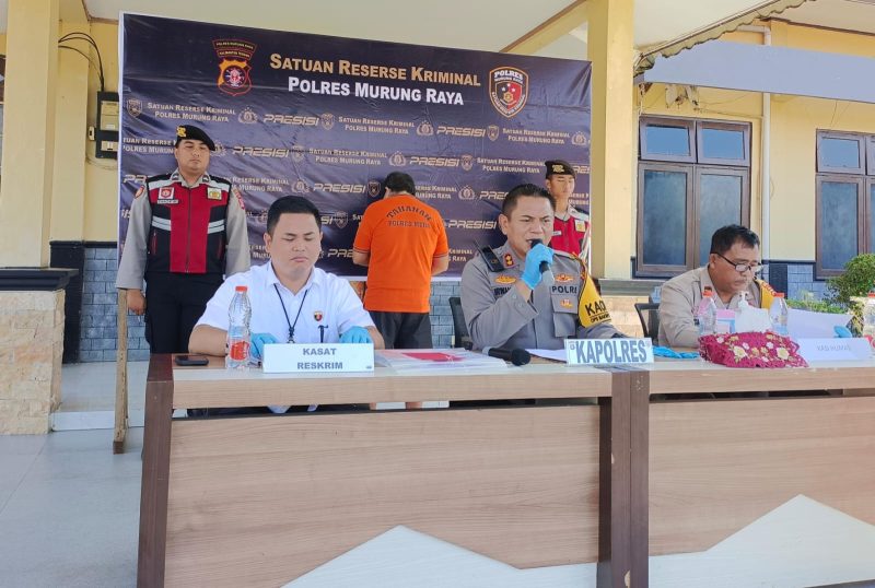 Kapolres Murung Raya AKBP Irwansyah didampingi oleh Kasat Reskrim dan Kasi Humas saat melakukan konferensi pers, terkait penangkapan tersangka penggelapan 128 ton pupuk, Rabu, 13 November 2024. Foto: Humas Polres Mura untuk 1tulah.com