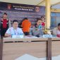 Kapolres Murung Raya AKBP Irwansyah didampingi oleh Kasat Reskrim dan Kasi Humas saat melakukan konferensi pers, terkait penangkapan tersangka penggelapan 128 ton pupuk, Rabu, 13 November 2024. Foto: Humas Polres Mura untuk 1tulah.com