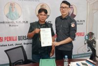 Rudyansah salah satu warga Kota Palangka Raya, Kalteng, bersama sejumlah saksi, mendatangi Kantor Bawaslu setempat di Jalan Suprapto, Senin, 18 November 2024. Foto: Rudyansyah untuk 1tulah.com