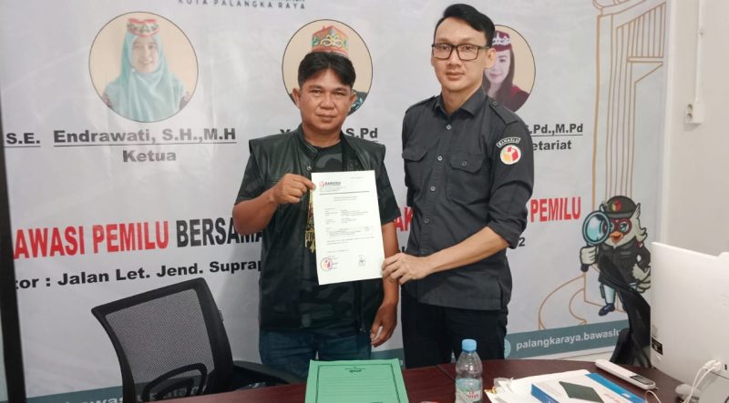 Rudyansah salah satu warga Kota Palangka Raya, Kalteng, bersama sejumlah saksi, mendatangi Kantor Bawaslu setempat di Jalan Suprapto, Senin, 18 November 2024. Foto: Rudyansyah untuk 1tulah.com