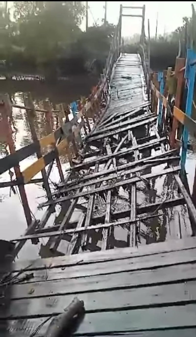 Jembatan gantung di Desa Pantai Harapan menghubungkan ke Sungai Rasa, Kecamatan Bumi Makmur, Kabupaten Tanah Laut (Tala) kondisinya miring dan rusak parah akibat dihantam air pasang sungai pada Selasa (19/11/2024) malam. Foto: Farida Alriani/1tulah.com