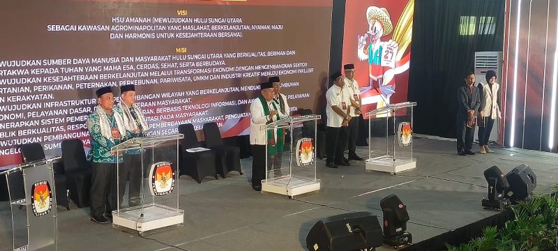 Ketiga paslon calon bupati dan wakil bupati di Pilkada HSU 2024 Kalsel, saat debat publik kedua, yang berlangsung di GOR Sungai Karias, Amuntai Tengah, Kamis, 21 November 2024. Foto: Windi/1tulah.com