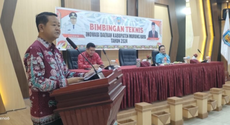 Asisten II Sekda Mura Yulianus memberikan arahan dalam kegiatan bimbingan teknis inovasi daerah, Kamis (7/11)