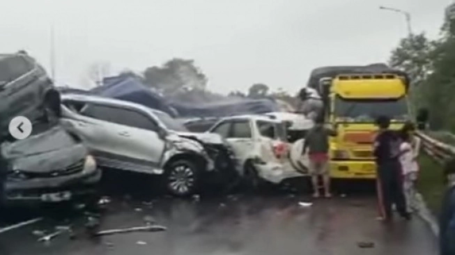 Truk bermuatan berat yang mengalami rem blong memicu tabrakan beruntun di Tol Cipularang pada Senin sore (11/11/2024). (sumber: suara.com)