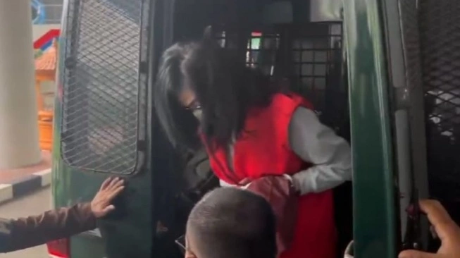 Ibu terpidana Ronald Tannur, Meirizka Widjaja (MW) yang menjadi tersangka dalam kasus dugaan suap untuk vonis bebas perkara putranya, (sumber: suara.com)