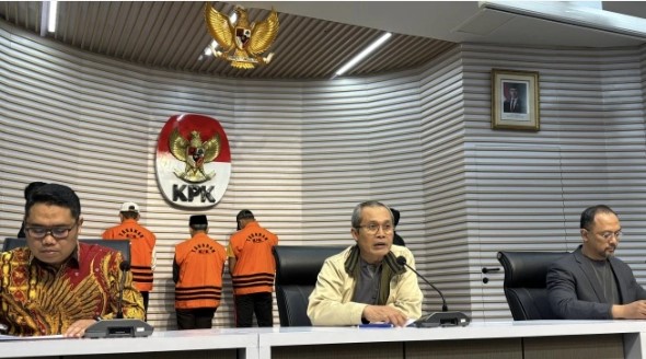 Penyidik Komisi Pemberantasan Korupsi (KPK) menghadirkan tiga tersangka dalam perkara dugaan korupsi berupa pemerasan dan gratifikasi di lingkungan Pemerintah Provinsi Bengkulu dalam jumpa pers di Gedung Merah Putih KPK, Jakarta, Minggu (24/11/2024). [Faqih Fathurrahman/Suara.com]