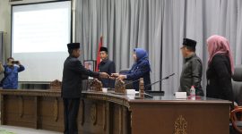 Sekretaris Fraksi KIR, H Tajeri saat menyerahkan pemandangan umum fraksi mereka, Senin (11/11/2024).Foto.Ipul/1tulah.com