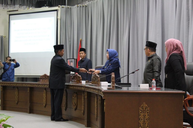 Sekretaris Fraksi KIR, H Tajeri saat menyerahkan pemandangan umum fraksi mereka, Senin (11/11/2024).Foto.Ipul/1tulah.com