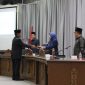 Sekretaris Fraksi KIR, H Tajeri saat menyerahkan pemandangan umum fraksi mereka, Senin (11/11/2024).Foto.Ipul/1tulah.com