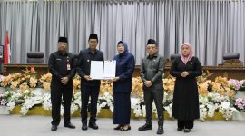 Ketua DPRD Barito Utara Hj Mery Rukaini ketika menyerahakn semua pemandangan fraksi-fraksi kepada Pj Bupati Muhlis, Senin(11/11/2024).Foto.Ipul/1tulah.com