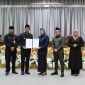 Ketua DPRD Barito Utara Hj Mery Rukaini ketika menyerahakn semua pemandangan fraksi-fraksi kepada Pj Bupati Muhlis, Senin(11/11/2024).Foto.Ipul/1tulah.com