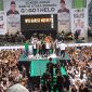 Deny Caknan saat bernyanyi bersama paslon Gogo-Helo diakhir acara kampanye akbar, Minggu (17/11/2024).Foto.Deni/1tulah.com