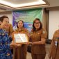 abid Pengembangan perpustakaan  Dinas Perpustakaan dan Kearsipan Propinsi Kalteng  Elahni menyerahkan piagam penghargaan
kepada Yunitha, S.Pd..selaku Penelaah Teknis Kebijakan Perpustakaan Bidang Perpustakaan DPK Mura, Senin (18/11).
