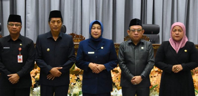 Ketua DPRD Barito Utara, Ir. Hj. Mery Rukaini, M.IP dan jajaran Wakil Ketua DPRD berfoto bersama Pj Bupati Barito Utara Drs Muhlis dan didampingi Pj. Sekretaris Daerah Drs. Jufriansyah. Foto:Delia/1tulah