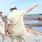 Presiden Prabowo Subianto meninjau persiapan demplot (Demontration Plot) padi untuk meningkatkan produktivitas pangan di wilayah timur Indonesia. (Foto: Rusman - Biro Pers Sekretariat Presiden)