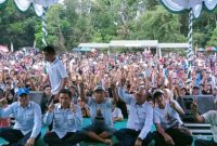 Paslon Gogo-Helo foto bersama dengan para pendukungnya di Lapangan Bola, Lahei I, Jumat (15/11/2024).Foto.Deni/1tulah.com