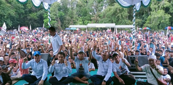 Paslon Gogo-Helo foto bersama dengan para pendukungnya di Lapangan Bola, Lahei I, Jumat (15/11/2024).Foto.Deni/1tulah.com