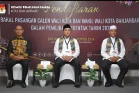 Ketua KPU Kota Banjarbaru, Dahtiar bersama paslon nomor 02 H Muhammad Aditya Mufti Ariffin dan Said Abdullah. Foto: Instagram/KPU Banjarbaru