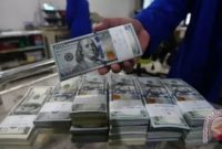 Dokumentasi petugas menata tumpukan uang dolar AS di Pusat Uang Tunai Bank. [ANTARA FOTO]