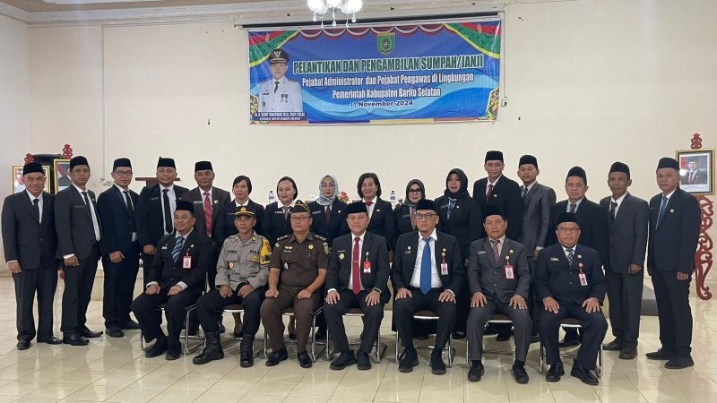 Pj. Bupati Barsel, H. Deddy Winarwan (tengah) didampingi Sekda, Eddy Purwanto dan unsur forkopimda saat berfoto bersama para pejabat administrator dan pengawas yang baru dilantik, bertempat diaula Kantor Bappeda, Jalan Pahlawan, Buntok, Senin (11/11/2024). Foto. Alifansyah/1tulah.com