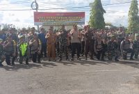Kapolres Barsel, AKBP Asep Bangbang Saputra didampingi Dandim 1012/Buntok, Kepala Kejari dan Asisten II Rahmat Nuryadin beserta seluruh personel yang akan bertugas untuk mengamankan TPS saat berfoto bersama usai acar apel Serpas Pilkada 2024, bertempat di halaman Makopolres Lama, Jalan Tugu, Senin (25/11/2024). Foto. Alifansyah/1tulah.com