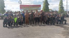 Kapolres Barsel, AKBP Asep Bangbang Saputra didampingi Dandim 1012/Buntok, Kepala Kejari dan Asisten II Rahmat Nuryadin beserta seluruh personel yang akan bertugas untuk mengamankan TPS saat berfoto bersama usai acar apel Serpas Pilkada 2024, bertempat di halaman Makopolres Lama, Jalan Tugu, Senin (25/11/2024). Foto. Alifansyah/1tulah.com