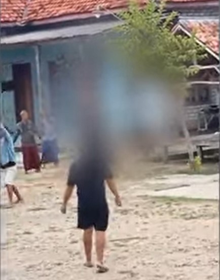 Suasana Pilkada Serentak 2024 di Kabupaten Sampang, Madura, Jawa Timur, mendadak memanas. Seorang pendukung pasangan calon bupati dan wakil bupati menjadi korban dalam aksi kekerasan yang terjadi. Foto:Tangkapan Layar