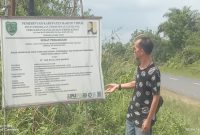 Papan proyek yang memuat surat perjanjian kontrak pekerjaan di lokasi proyek. Foto : 1tulah.com/zakirin