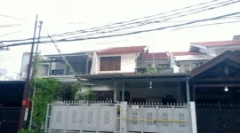 Lokasi remaja berinisial MAS (14) yang membunuh dengan menusuk ayah (APW) dan neneknya (RM) hingga tewas di Perumahan Bona Indah, Lebak Bulus, Cilandak, Jakarta Selatan, Sabtu (30/11/2024). (sumber: suara.com)