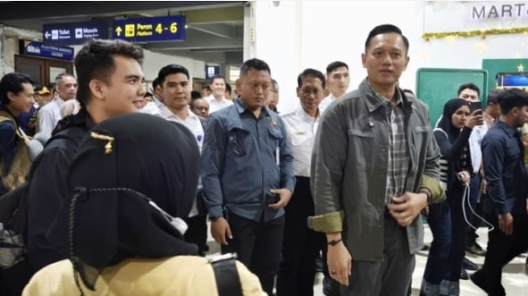 Menko Infrastruktur dan Pembangunan Kewilayahan, AHY, Menhub Dudy Purwagandhi dan Menteri ATR/BPN Nusron Wahid memantau kesiapan nataru di Stasiun Yogyakarta, Selasa (17/12/2024). [Kontributor/Putu Ayu Palupi]
