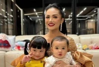 Potret Kris Dayanti bersama Ameena Hanna Nur Atta dan Azura Humaira Nur Atta (sumber: suara.com)